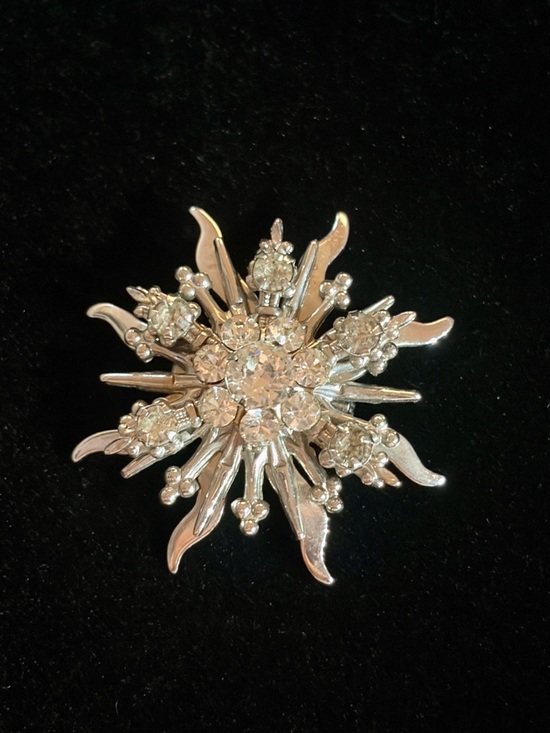 Jewelry - Vintage 1950s Sparkling Silver Starburst Brooch - Clear Crystal Accent